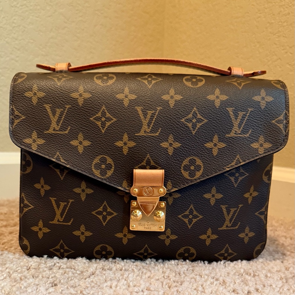 Authentic Louis Vuitton Pochette Métis monogram canvas bag